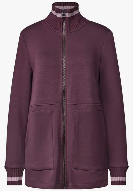 Dunkelviolette Damenjacke mit Stehkragen, Reißverschluss und aufgesetzten Taschen.