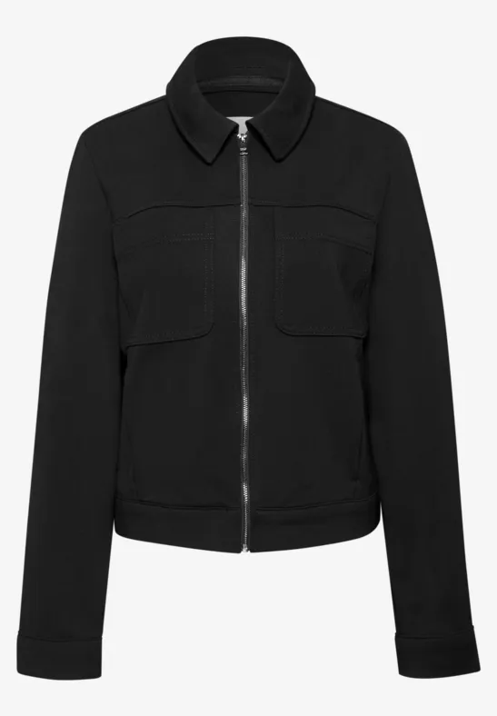 Schwarze Jacke mit Reißverschluss, Hemdkragen und zwei Brusttaschen.