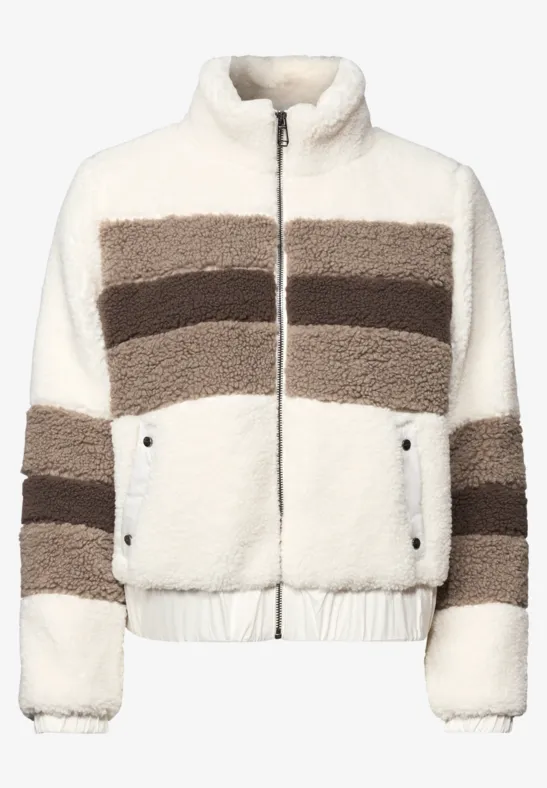 Kurze Teddyjacke in Weiß mit braunen Streifen, Reißverschluss und seitlichen Taschen.