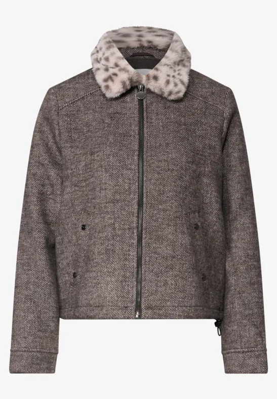 Braune Kurzjacke aus Tweed mit Reißverschluss und hellgrauem Kunstpelzkragen.