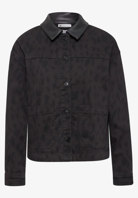 Schwarze Jacke mit dezentem Muster und Knöpfen vorn.