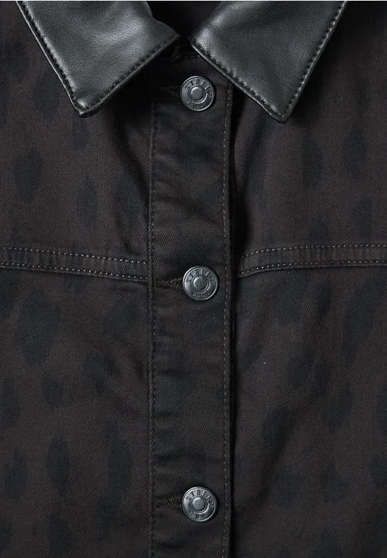 Schwarze Jacke mit Lederkragen und Ton-in-Ton-Animalprint, Knopfleiste.