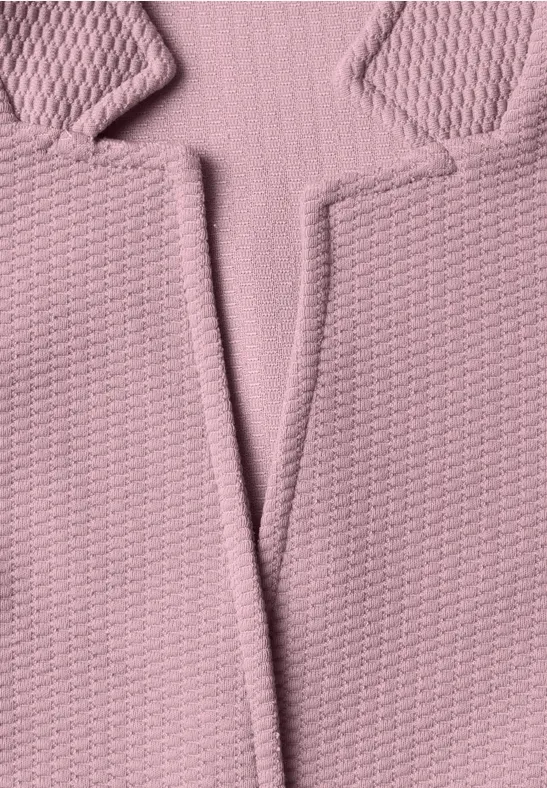 Nahaufnahme eines rosa texturierten Blazers