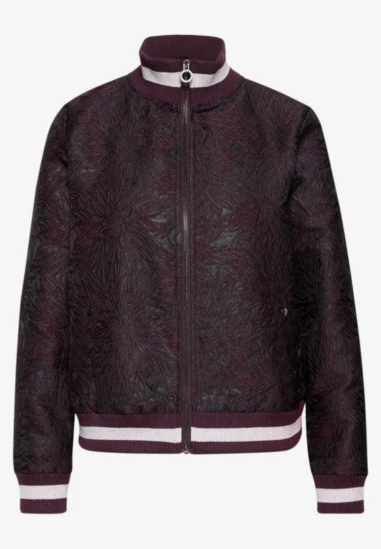 Dunkelrote, gemusterte Damen-Bomberjacke mit Reißverschluss und kontrastierenden Rippbündchen in Weiß und Burgund.