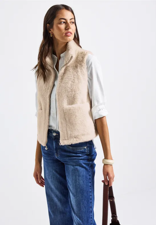 Softe Weste in Fell-Optik pastel sand