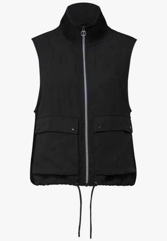 Zwarte mouwloze bodywarmer met opstaande kraag, ritssluiting, klepzakken en koordzoom.