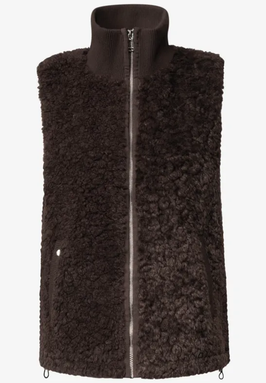 Gilet sans manches en fausse fourrure marron foncé avec fermeture éclair et col montant.