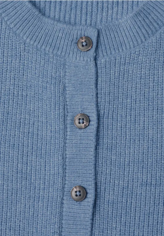 Hellblauer, fein gestrickter Cardigan mit Rundhals und drei Knöpfen.