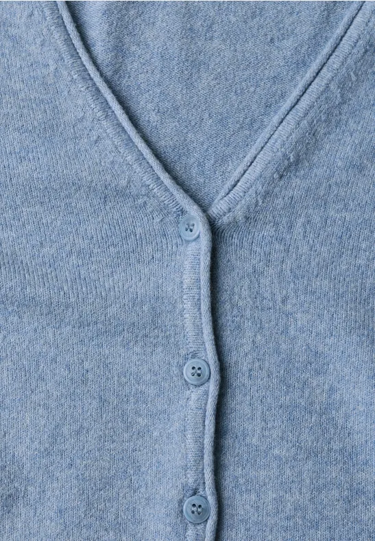 Hellblauer, gestrickter Cardigan mit V-Ausschnitt und Knopfleiste.