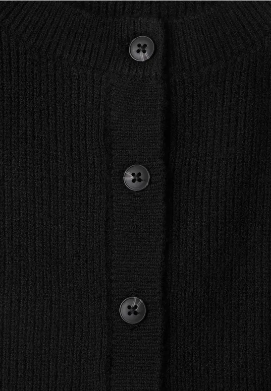 Nahaufnahme eines schwarzen Strickcardigans mit Knöpfen