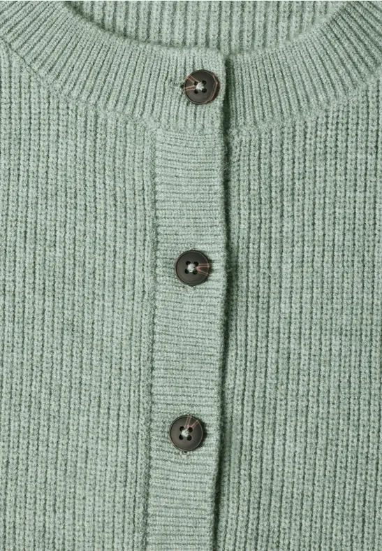 Hellgrüne Strickjacke mit Rundhalsausschnitt und drei dunklen Knöpfen