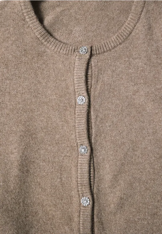 Bruine gebreide cardigan met ronde hals en fonkelende knopen.