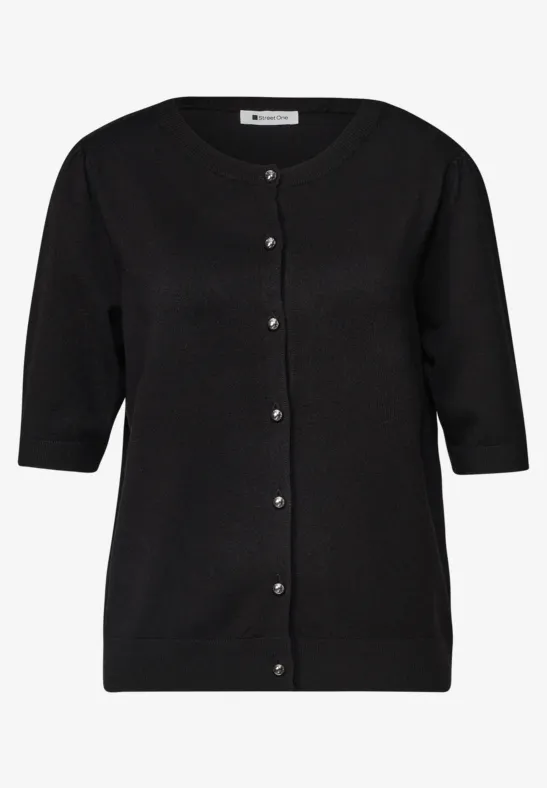 Schwarze Damen-Strickjacke mit halblangen Ärmeln und Knopfleiste, leicht tailliert.