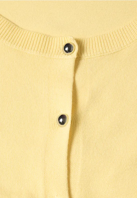 Gros plan d'un gilet jaune avec des boutons noirs