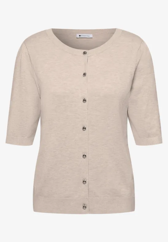 Beiger Cardigan mit kurzen Ärmeln und durchgehender Knopfleiste.