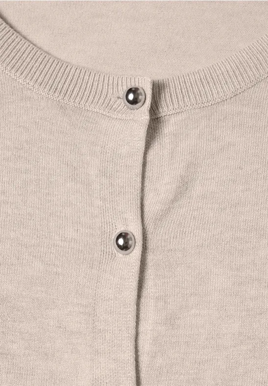 Beige Strickjacke mit rundem Halsausschnitt und drei silbernen Druckknöpfen, feines Rippenmuster