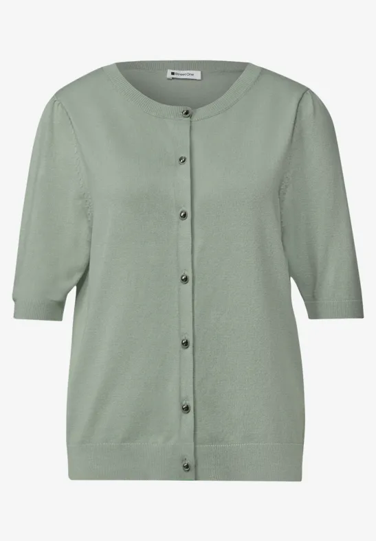 Hellgrüne Strickjacke mit kurzen Ärmeln und Knopfleiste.