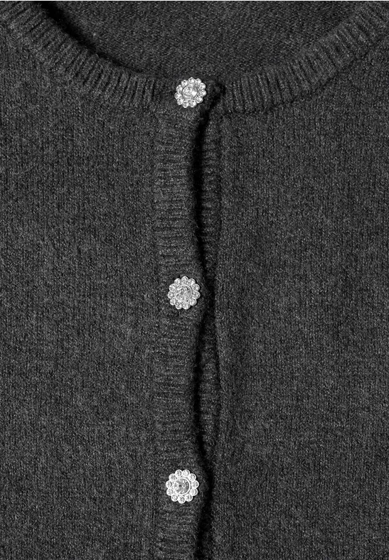 Dunkler Strickcardigan mit drei funkelnden Blumenknöpfen in Nahaufnahme.