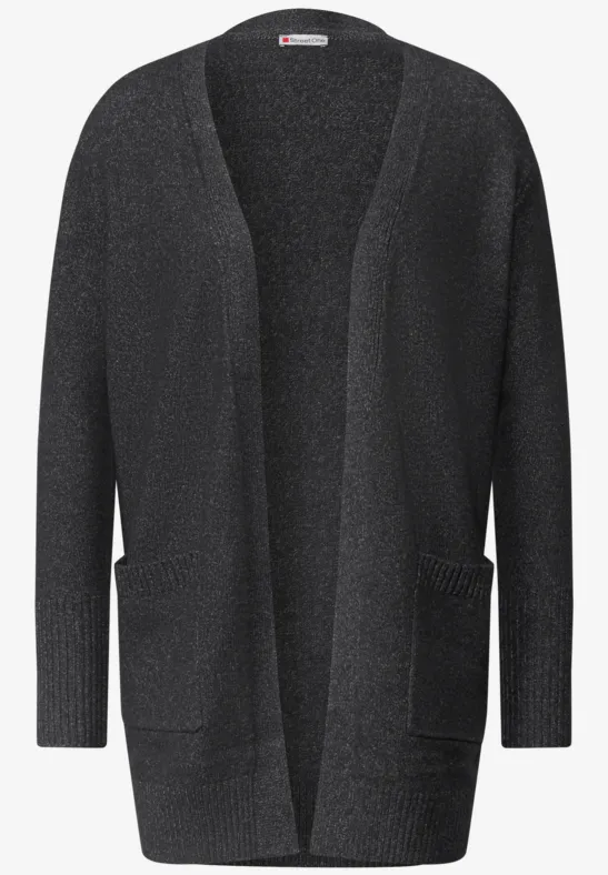 Langer grauer Strick-Cardigan mit offenem Schnitt und zwei aufgesetzten Taschen.
