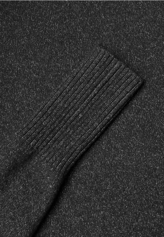 Schwarzes, grob gestricktes Textilgewebe mit Struktur und Rippenmuster, Detailansicht eines Ärmels.