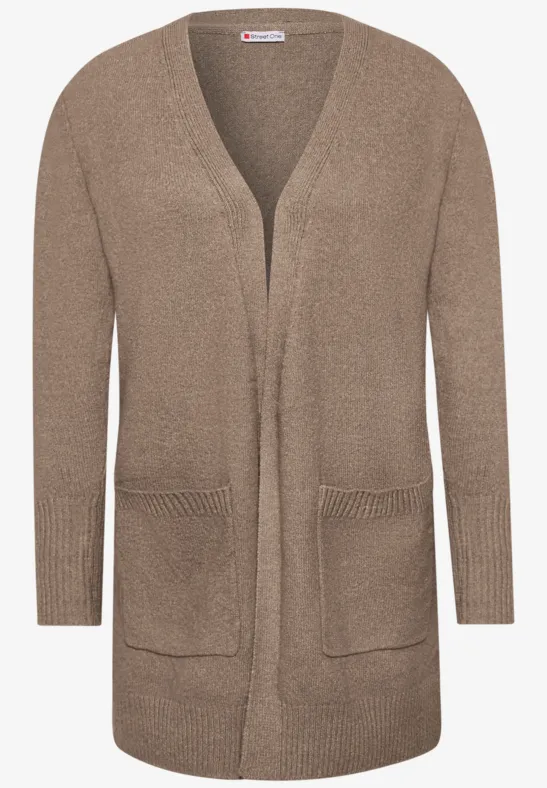Braune, offene Strickjacke mit V-Ausschnitt, langen Ärmeln und zwei aufgesetzten Taschen.