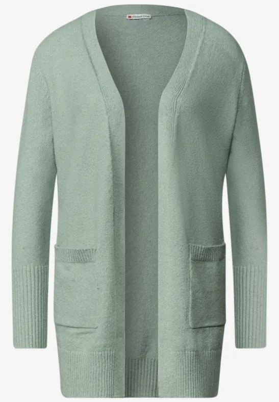Ein hellgrüner, offener Strick-Cardigan mit langen Ärmeln und zwei aufgesetzten Taschen.