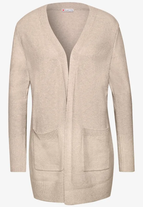 Beiger Strick-Cardigan mit offenem Schnitt, langen Ärmeln und aufgesetzten Taschen.