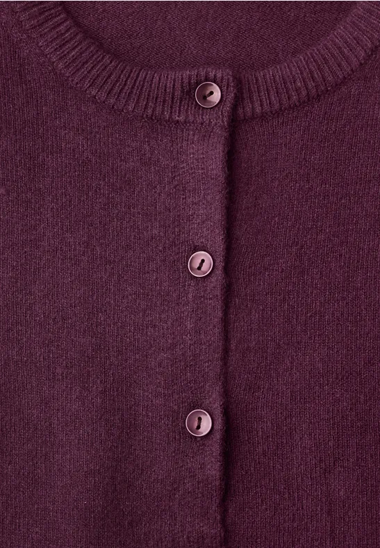Violetter Feinstrick-Cardigan mit drei Knöpfen und Rundausschnitt.