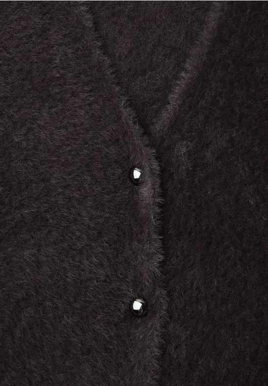 Flauschiger dunkelbrauner Strickcardigan mit V-Ausschnitt und zwei funkelnden Knöpfen.