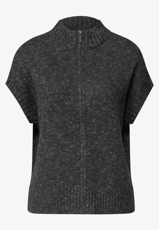 Grauer Strick-Pulli mit kurzem Stehkragen, Reißverschluss und kurzen Ärmeln.