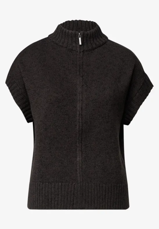 Kurzärmliger, dunkler Strickpullover mit hohem Kragen und mittig verlaufendem Reißverschluss.