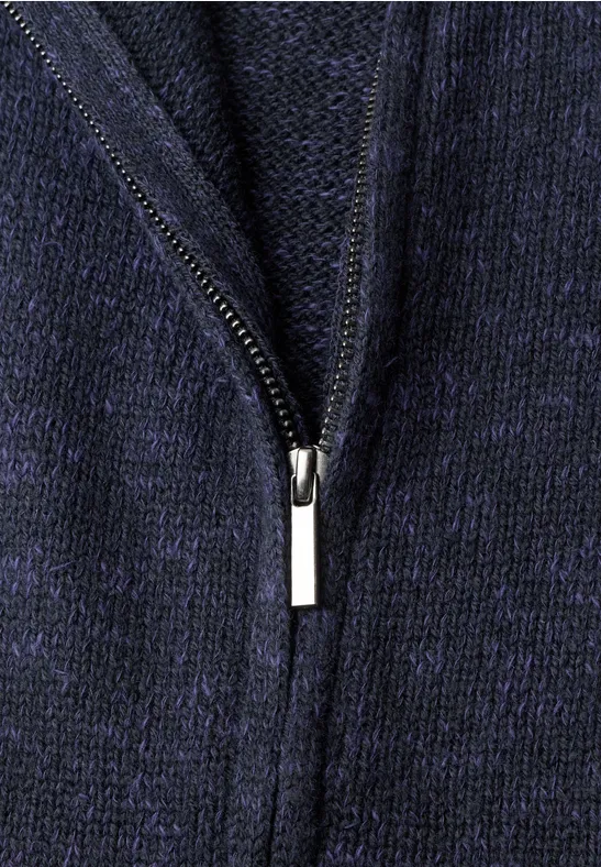 Nahaufnahme eines Reißverschlusses an dunkelblauem Strickstoff