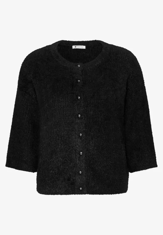 Schwarze, flauschige Damenstrickjacke mit rundem Ausschnitt und 3/4-Ärmeln, durchgehender Knopfleiste.