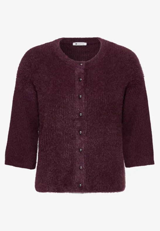 Dunkellila flauschige Damenstrickjacke mit 3/4-Ärmeln, Rundhalsausschnitt und Knopfleiste.