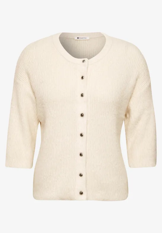 Cremefarbene Strickjacke mit 3/4-Ärmeln und Knopfleiste, Rundhalsausschnitt und feiner Struktur.