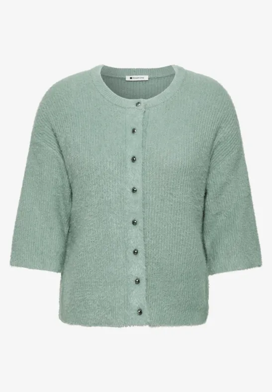 Pastellgrüne Strickjacke mit 3/4-Ärmeln, Rundhals, Knopfleiste und Brusttasche.