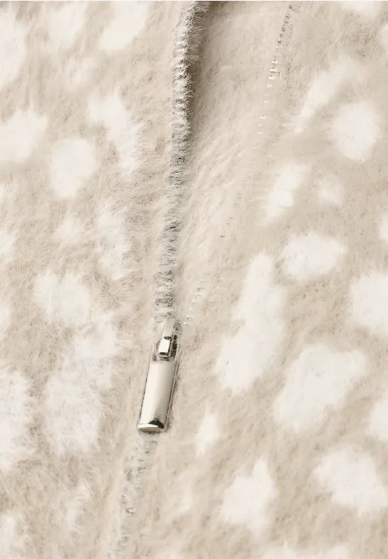 Beige-weiß gepunktete, flauschige Strickjacke mit Reißverschluss.
