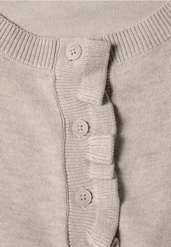 Beige Strickoberteil mit dreifacher Knopfleiste und geripptem Ausschnitt.