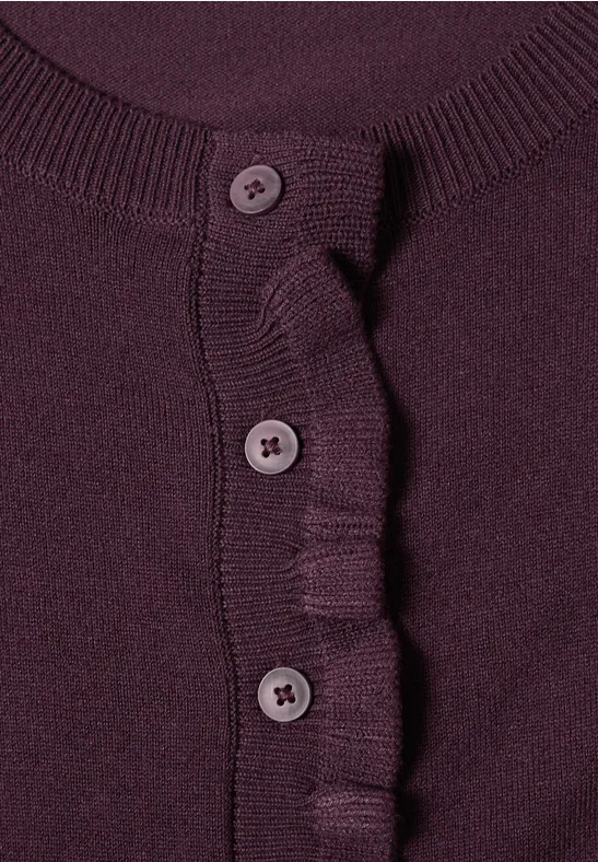 Dunkellila Strickjacke mit gerüschter Knopfleiste und Rundhalsausschnitt