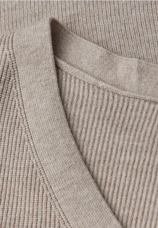 Pull basique à col en V sandstone mocha mel.