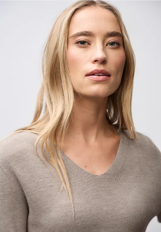 Pull basique à col en V sandstone mocha mel.