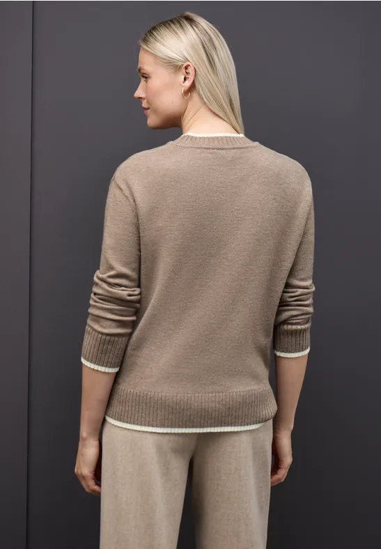 Pull avec détails contrastés silk brown mel.