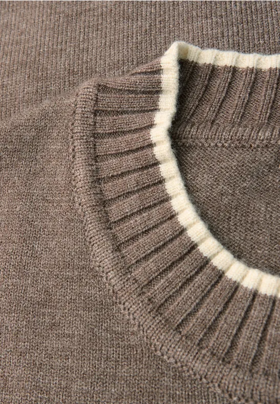 Pull avec détails contrastés silk brown mel.