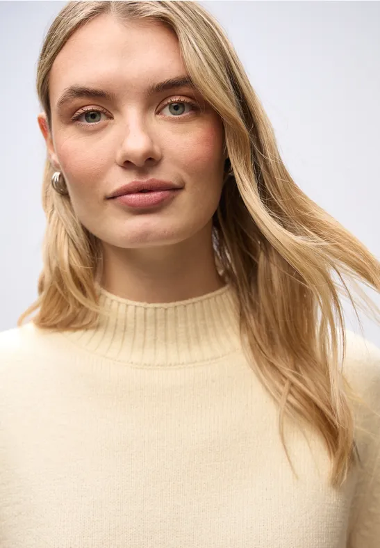 Basic Turtleneck Pullover soft beige