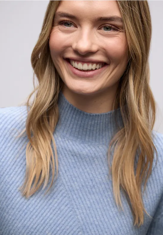 Zachte trui met structuur frosted blue mel.