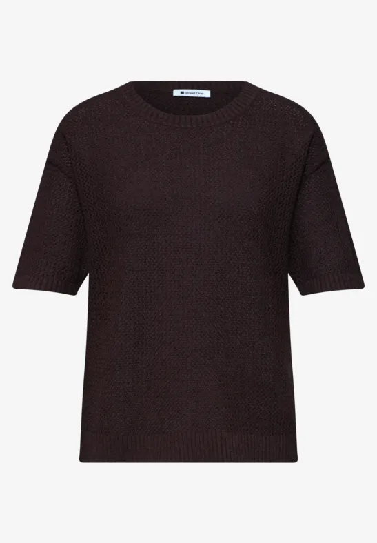 T-shirt en maille sombre à manches courtes, col rond et coupe droite légèrement carrée.