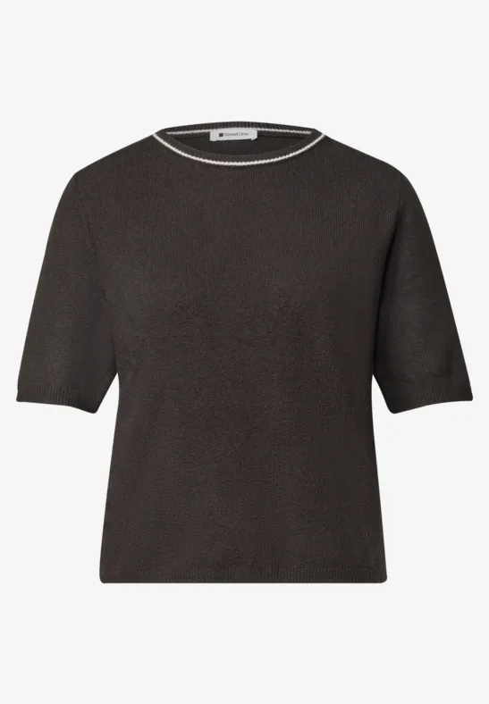 Czarny t-shirt z krótkimi rękawami, okrągłym dekoltem i lekko pudełkowym krojem.