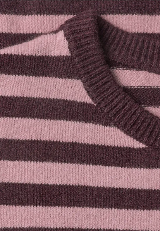 Nahaufnahme eines gestreiften Pullovers in Rosa und Dunkelbraun mit V-Ausschnitt.