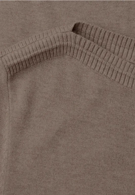 Nahaufnahme eines braunen Strickstoffs mit sichtbarer Rippstrickkante.