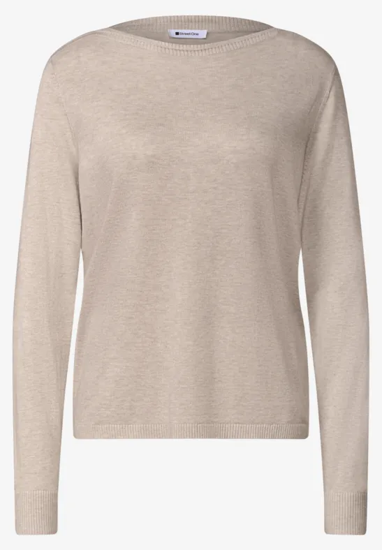 Schlichter beiger Feinstrickpullover mit Rundhalsausschnitt und langen Ärmeln.